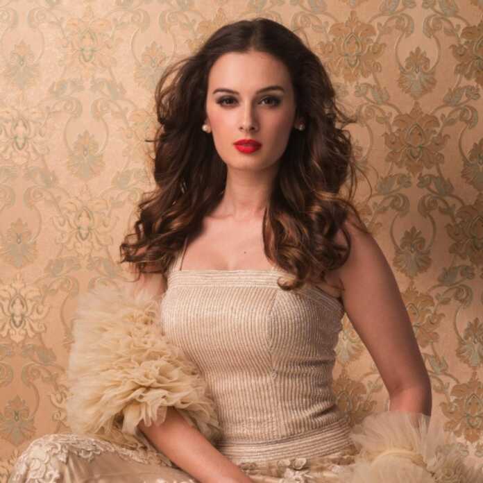 Evelyn Sharma Hot Stills