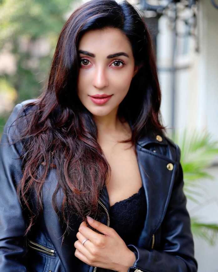 Parvati Nair New Pics