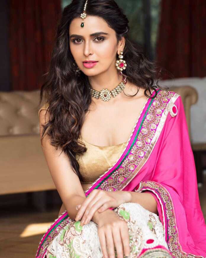 Meenakshi Dixit Hot Pics