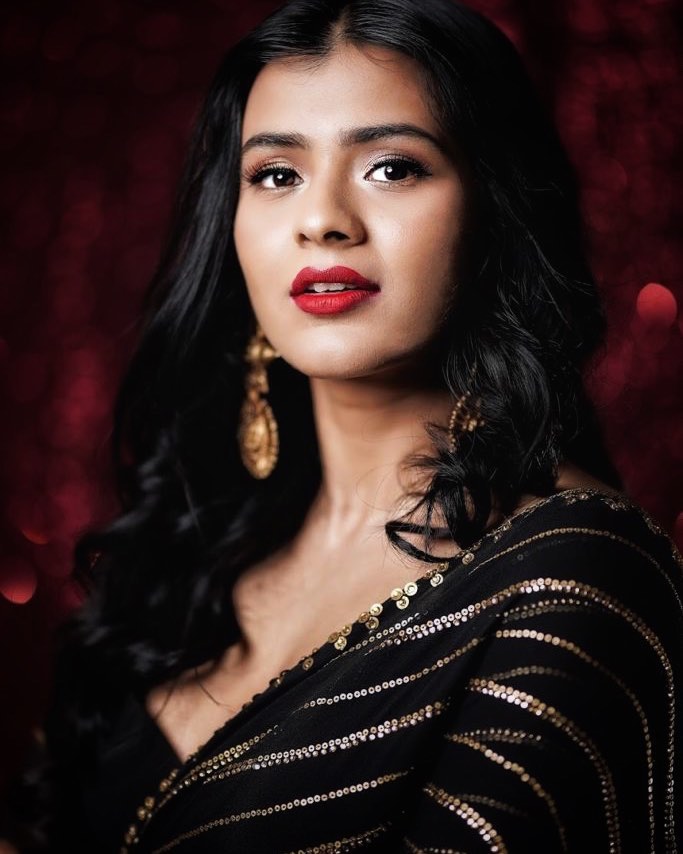 Hebah Patel Hot Stlls