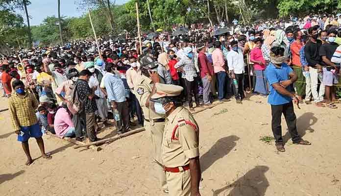 కరోనాకి ఆయుర్వేద మెడిసిన్.. సోషల్ డిస్టెన్సింగ్ ఏమైంది చెప్మా.?