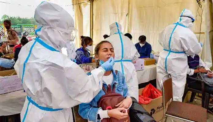 కరోనా కేసులు తగ్గుతున్నాయ్.. మరణాలు మాత్రం భయపెడ్తున్నాయ్