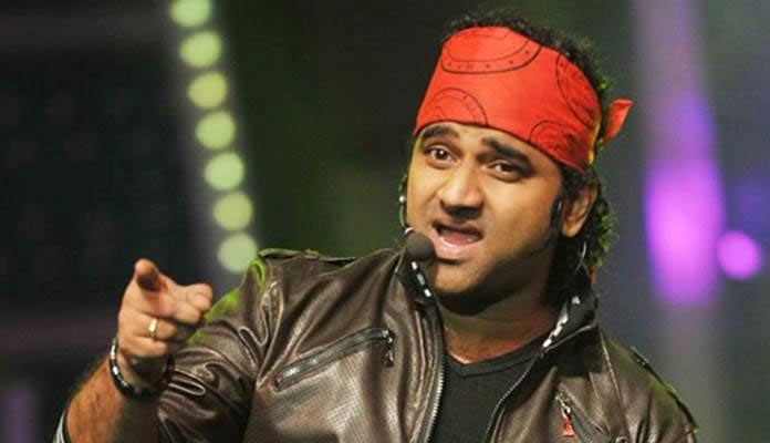 పవన్ సినిమా విషయంలో దేవి చేతులు దులిపేసుకుంటాడా ?