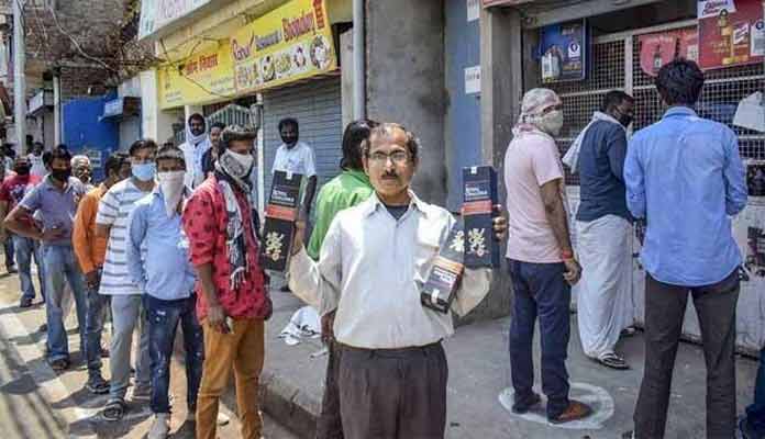 మందు బాబులు.. కరోనా భూతాన్ని అస్సలు లెక్క చేయం.!