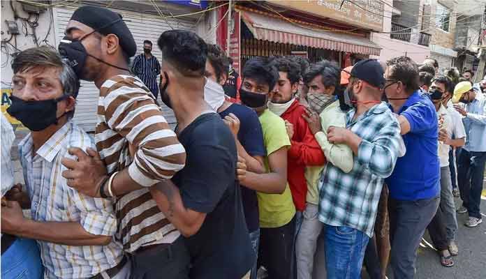 కరోనా అంటే భయం లేదు.. లిక్కర్ దొరకదంటే మాత్రం భయమే.!