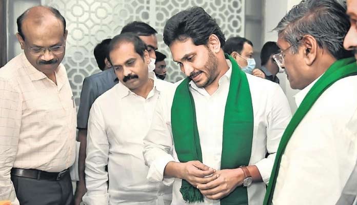 సంక్షోభంలో ఊరట: రైతుల ఖాతాల్లో డబ్బులు జమ చేసిన జగనన్న.!