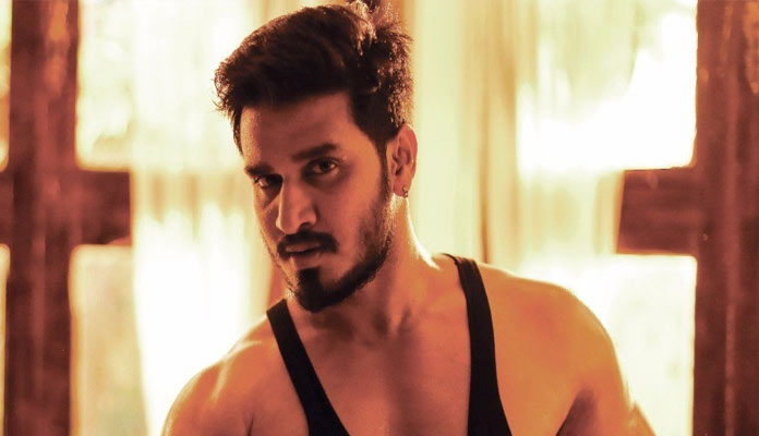 డబ్బు మొత్తం వృథా పోతోందని నిలదీస్తున్న హీరో నిఖిల్