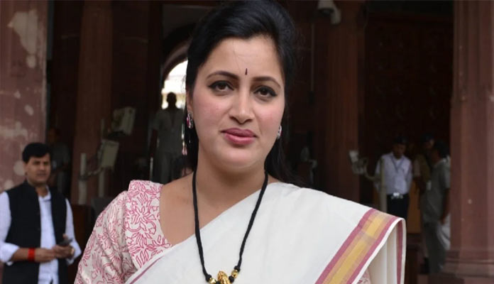 ఎంపీ నవనీత్ కౌర్.. ఇలా షాక్ తినేసిందేంటి.?