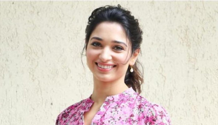 సంపాదించడం ఎలాగో తమన్నాను చూసి నేర్చుకోవాలి