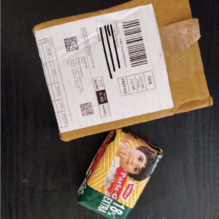 Biscuit Packet: రిమోట్ కారు ఆర్డరిస్తే.. బిస్కట్ ప్యాకెట్ వచ్చింది..! కస్టమర్ ఏం చేశాడంటే..