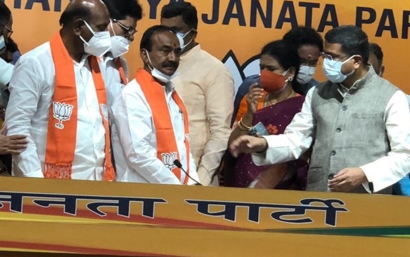 కమల తీర్థం అందుకున్న ఈటల రాజేందర్‌… బీజేపీని బలోపేతం చేస్తామని ప్రతిజ్ఞ !