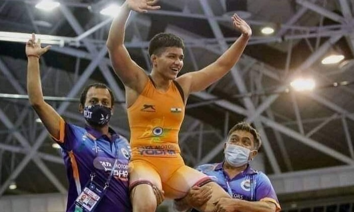 జాతీయ జెండాను రెపరెపలాడిస్తున్న మహిళా అథ్లెట్స్