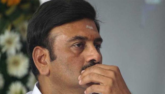 రఘురామ అత్యుత్సాహం.. అనర్హత వేటు పడితే పరిస్థితేంటో.?