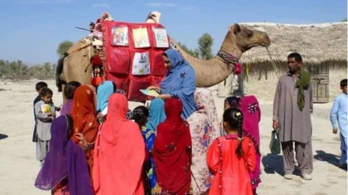 Rajasthan: ఉపాధ్యాయుల నిబద్ధత..! ఒంటెలపై వెళ్లి విద్యార్ధులకు పాఠాలు..!