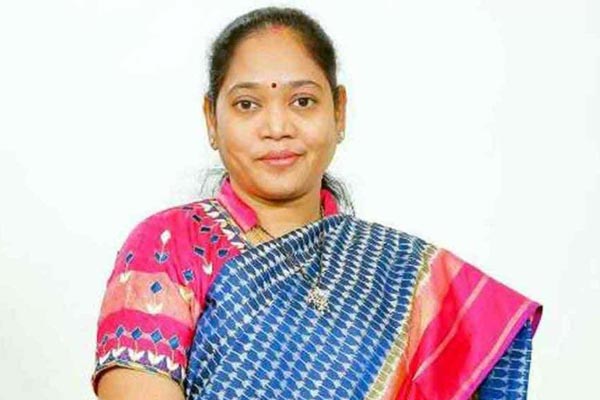 హోం మంత్రి మేకతోటి సుచరితకి షాక్ తప్పదా.?