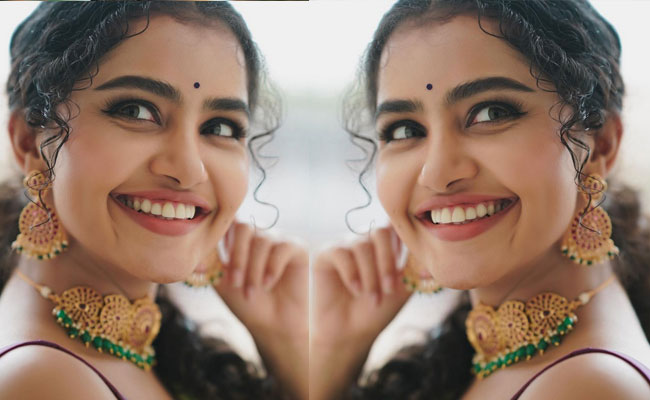 Anupama Parameswaran is Smily Looks In Green Saree