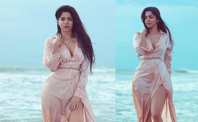 Divya Bharati looks more beautiful than the sea in a shiny dress