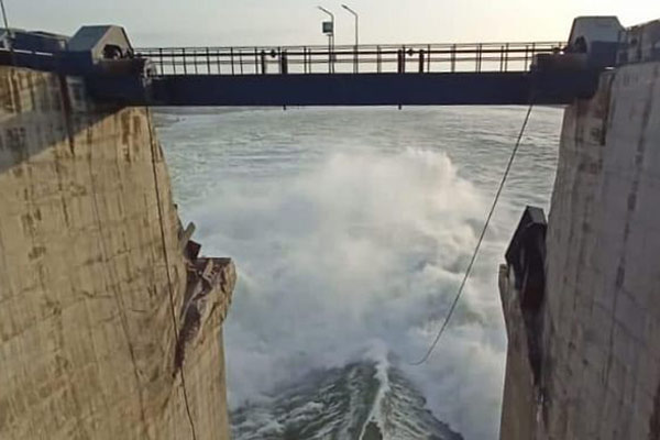 కృష్ణా వరద: పులిచింతల గేటు గోవిందా.!