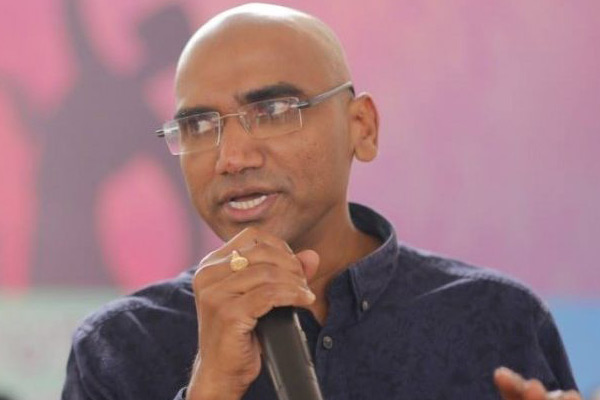 ఆర్ఎస్ ప్రవీణ్ కుమార్‌కి గులాబీ ముల్లు గుచ్చేసుకుంటున్నాయ్