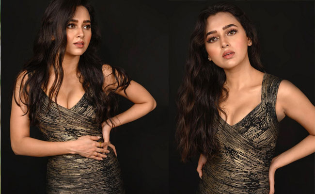 Tejasswi Prakash Hottest pIcs in a Black Outfit