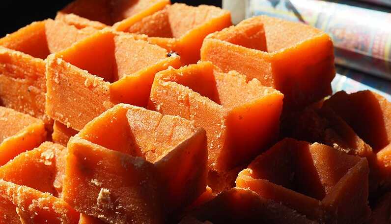 శనివారం రోజున బెల్లం ముక్కను అక్కడ పాతితే అప్పులు తొలగుతాయా.. ఏం చేయాలంటే?