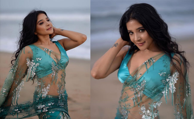 Sakshi Agarwal stunning looks in sea with saree