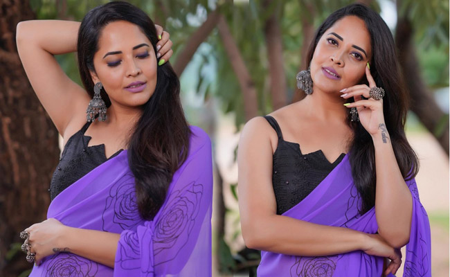 Anasuya Looking Pretty in a Violet Saree