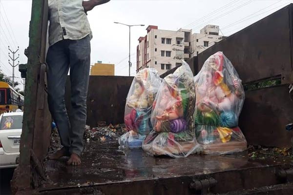 చెత్త బండిలో వినాయక విగ్రహాలు.. అసలేం జరుగుతోంది.?