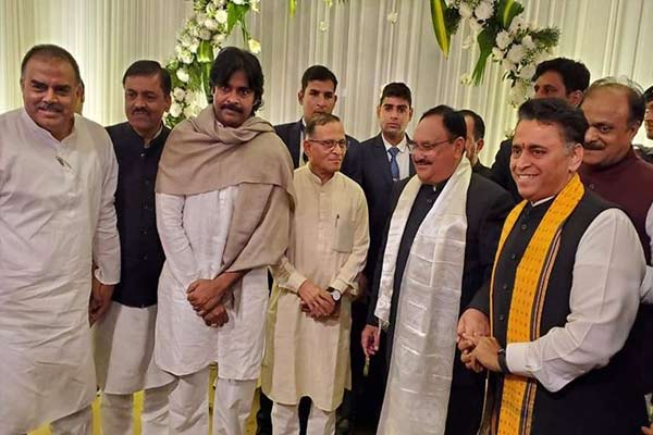 పవన్ కళ్యాణ్ ఢిల్లీ రాజకీయం.. సీక్రెట్ ఏంటి చెప్మా.!