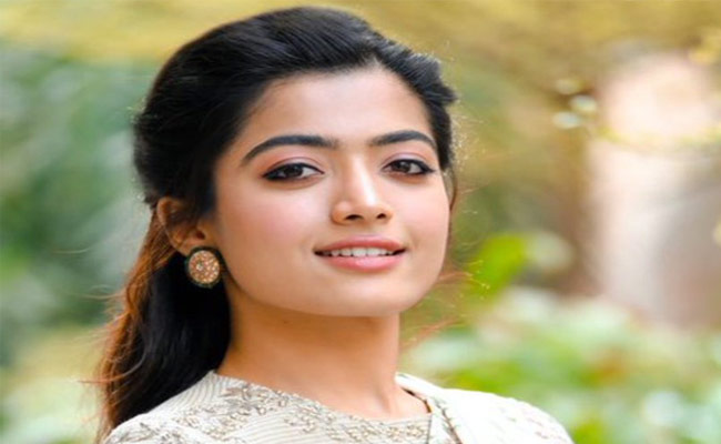 అవునా.! రష్మిక అలా తప్పించుకుంటోందా.?