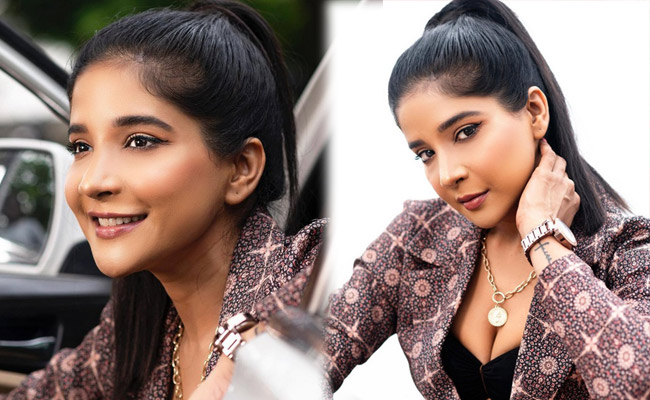 Sizziling Sakshi Agarwal