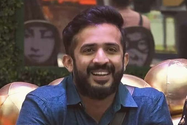 యాంకర్ రవి మళ్లీ అవే గుంటనక్క చేష్టలు..