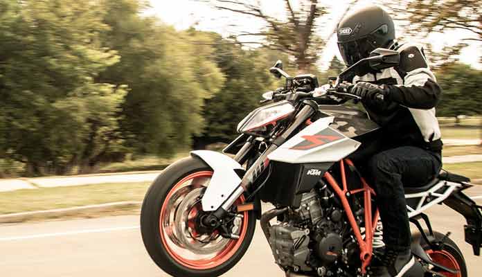 రేసింగులకీ.. రైడింగులకీ తేడా తెలియట్లేదా.?