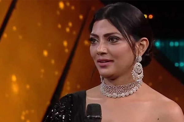 తను ఫేమస్ కావడానికి కారణం ఆ ఇద్దరు వ్యక్తులు అంటున్న బిగ్ బాస్ బ్యూటీ లహరి!