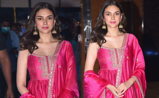 Aditi Rao Hydari Mesmerising Looks in Pink Dress