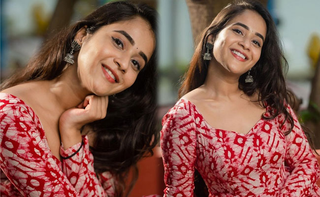 Deepthi Sunaina Latest Pics