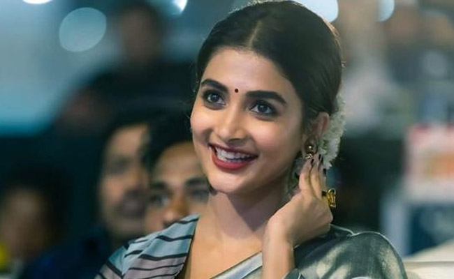 “రాధే శ్యామ్” పై ఇంట్రెస్టింగ్ కామెంట్స్ చేసిన కాళ్ల సుందరి.!