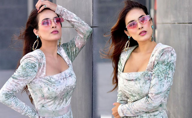 Actress Neha Malik HD Pics