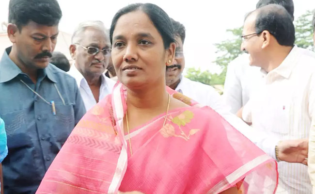 పరిటాల సునీతమ్మా.. ఆ విషయం మర్చిపోతే ఎలాగమ్మా.?