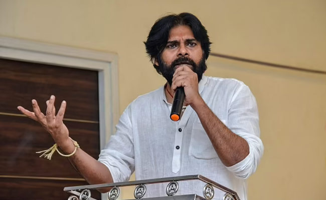 కులం చుట్టూనే నడుస్తున్న జనసేనాని రాజకీయం