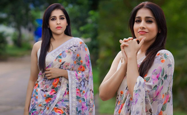 Rashmi Gautam Beautiful Pics in Floral Saree