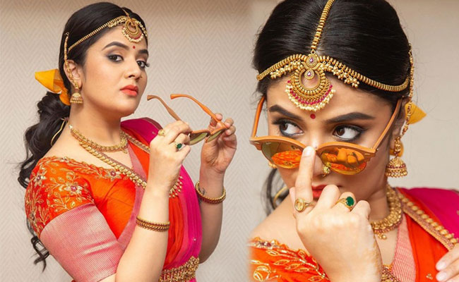 Sreemukhi Latest Pics in Pink Half Saree
