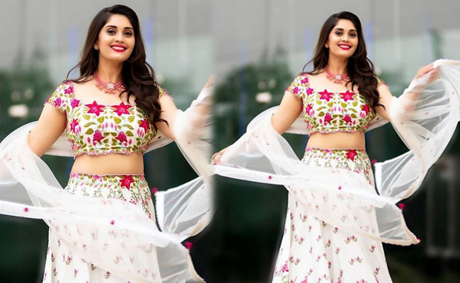 Surbhi Puranik Looking Beautiful
