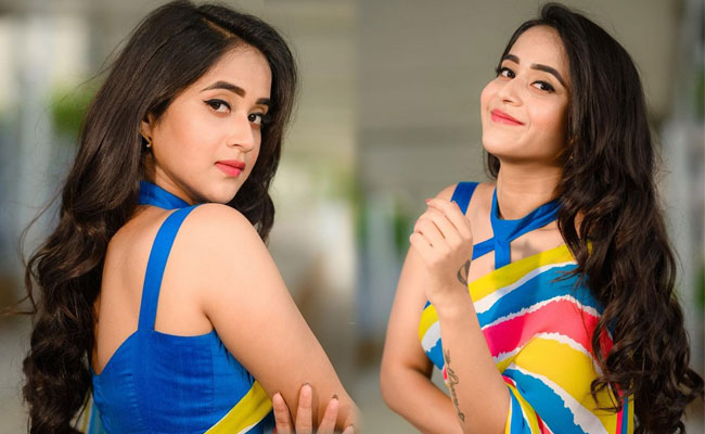 Deepthi Sunaina Looks Gorgeous in a Saree