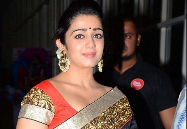 ఛార్మిని ఓ రేంజ్ లో ఆడుకుంటున్న మెగా ఫ్యాన్స్..!