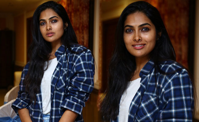 Divi Vadthya Latest Pics