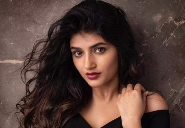 హిట్ కొట్టకపోయినా.. క్రేజ్ తగ్గని అందగత్తె