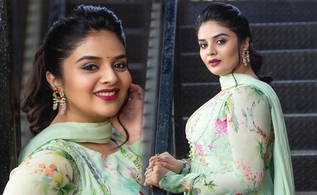 Anchor Sreemukhi Beautiful Pics