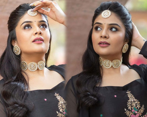 Anchor Sreemukhi Gorgeous Pics in Black Dress
