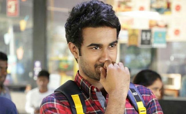 సీనియర్ హీరోయిన్లను లైన్‌లో పెడుతోన్న కుర్రహీరో.?